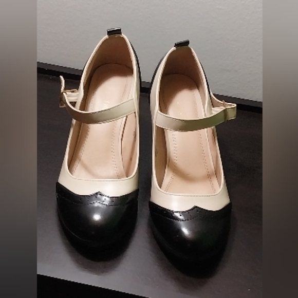 Black and white Mary Janes - Picture 3 of 4